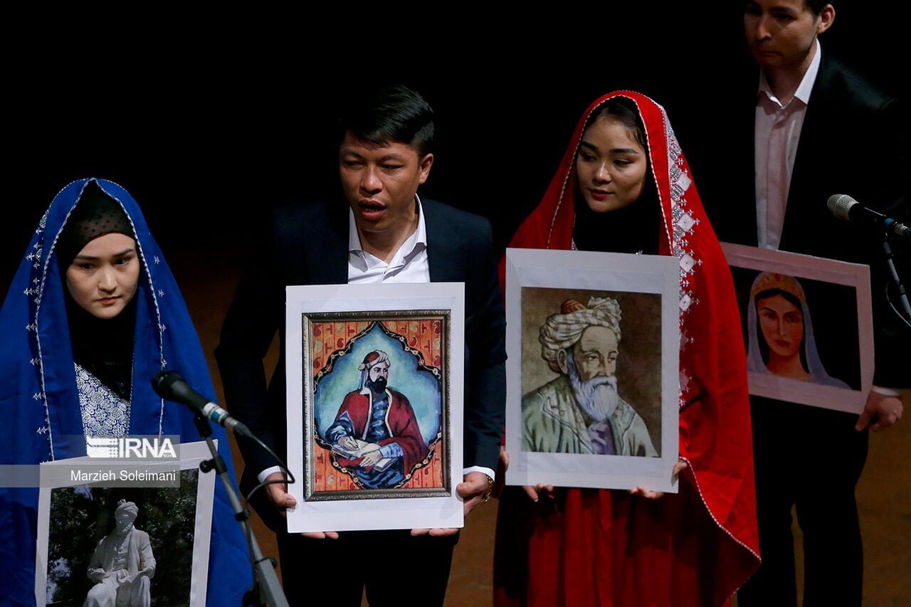 گمان نمی بردیم بشود معادل فارسی اش را همگانی کرد مثل پیامک، یارانه و رایانه امروز به راحتی استفاده می شود.