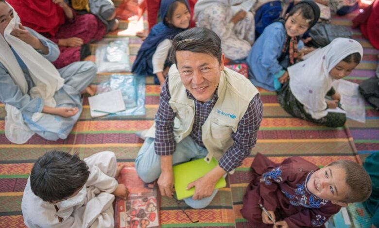 در منطقه ای با بیش از نیم میلیون نفر، که 18088 کیلومتر مربع را پوشش می دهد، هفت کارمند یونیسف افغانستان با یکدیگر همکاری می کنند