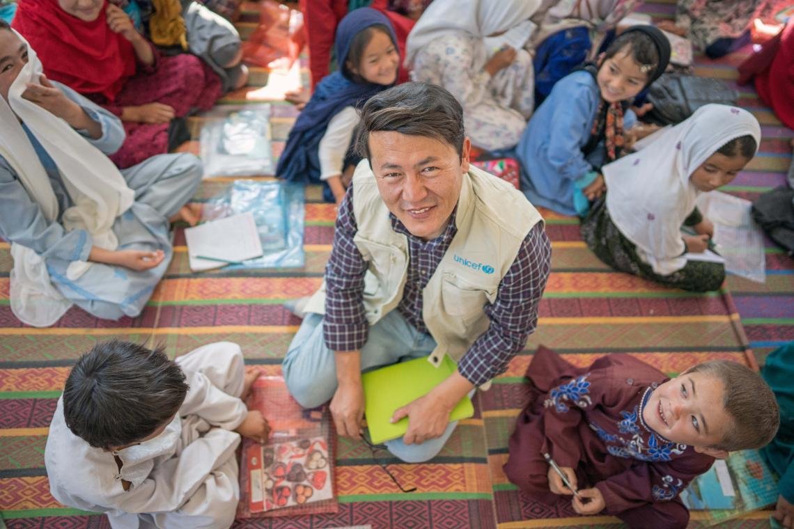 در منطقه ای با بیش از نیم میلیون نفر، که 18088 کیلومتر مربع را پوشش می دهد، هفت کارمند یونیسف افغانستان با یکدیگر همکاری می کنند