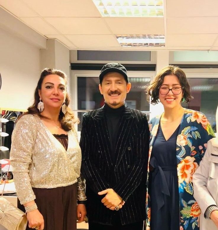 مهستی ومیترا عاصی درکنار فرهاد دریا