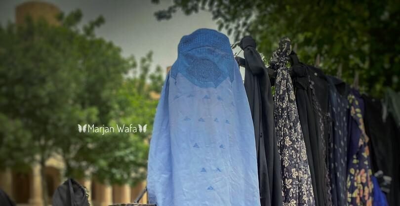 که راننده‌ی سه‌چرخه را یکی‌ از طالبان با سیلی زده و به وی نیز اخطار داده که بار دیگر اگر زن بدون حجاب را سوار کند