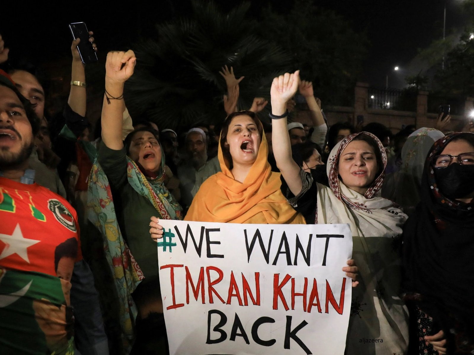 .او این اتهامات را رد می کند و می گوید که تمام شرایط قانونی را رعایت کرده است